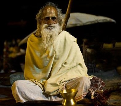 印度苦行僧78年不吃不喝？眾人質疑後軍方介入，在房間裡裝上監控