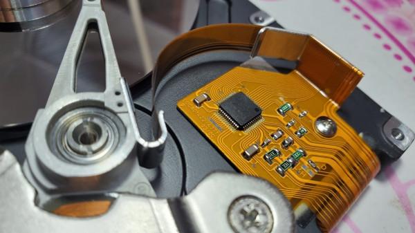 稀奇！20多年前的硬碟拆解