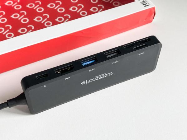 打造清爽的膝上型電腦桌面，只需用幾個小物件