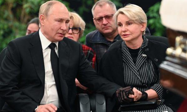 俄總統“接班人”因救人身亡,普京扶棺痛哭,2人有相似出身經歷 俄總統“接班人”因救人身亡,普京扶棺痛哭,2人有相似出身經歷