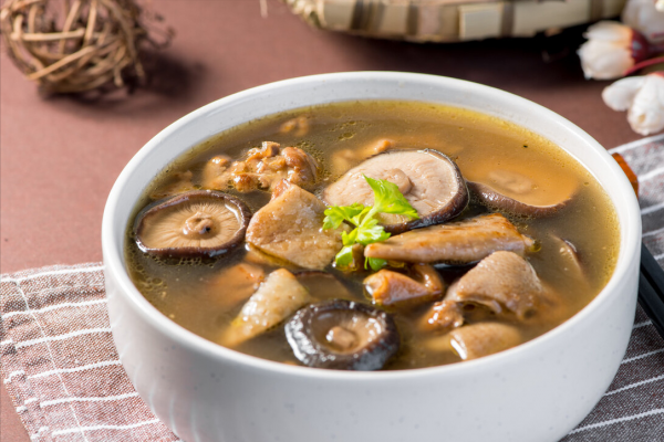 大年三十年夜飯，1道小雞燉蘑菇上桌，清淡味香，老人孩子都愛吃