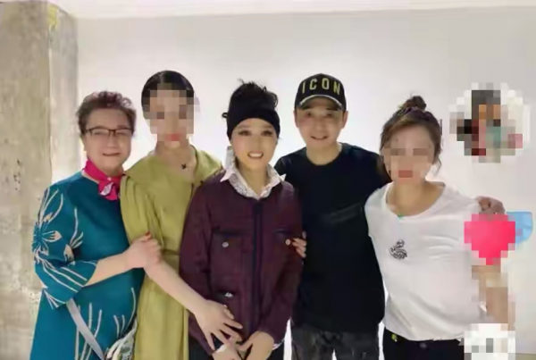 黃梅戲女神罕聚首！59歲吳瓊又蹦又跳如少女，57歲袁玫素顏似凍齡