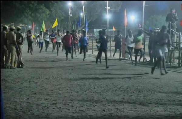 印度徵兵現場熙熙攘攘，為何印度人都上趕著當兵？當兵究竟有多好