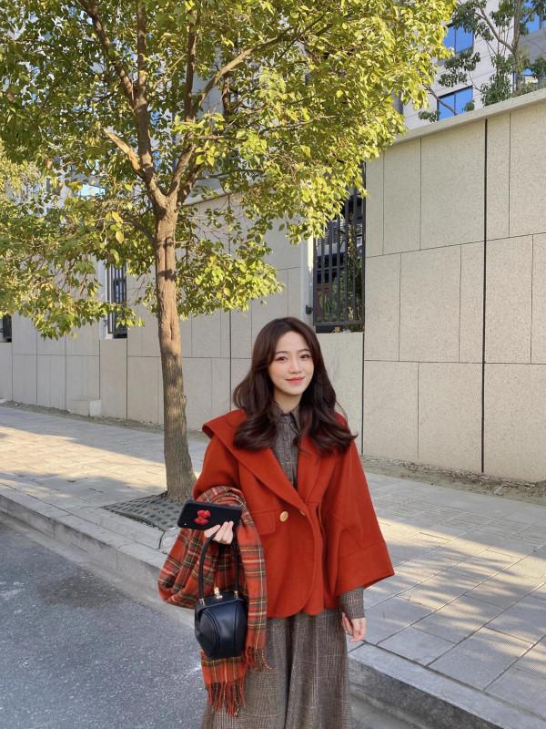 聖誕節“穿紅不穿綠”，這5款外套正受寵，輕鬆穿出時髦好氣質