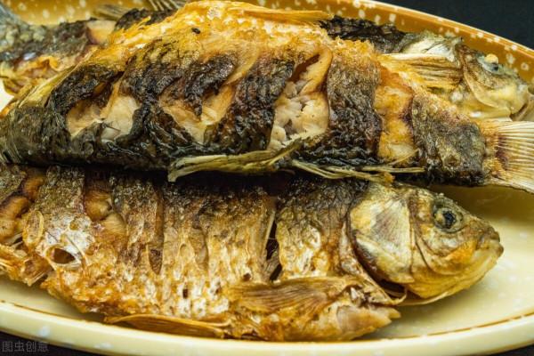 煎魚時，為啥老是破皮和粘鍋？牢記3個竅門，魚皮不破，還不粘鍋