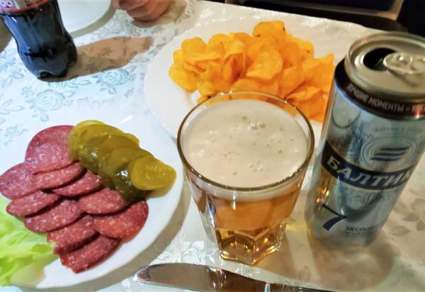 僅在西伯利亞大鐵路上享用一晚的食物和飲料,夜間臥鋪上的餐車 僅在西伯利亞大鐵路上享用一晚的食物和飲料,夜間臥鋪上的餐車