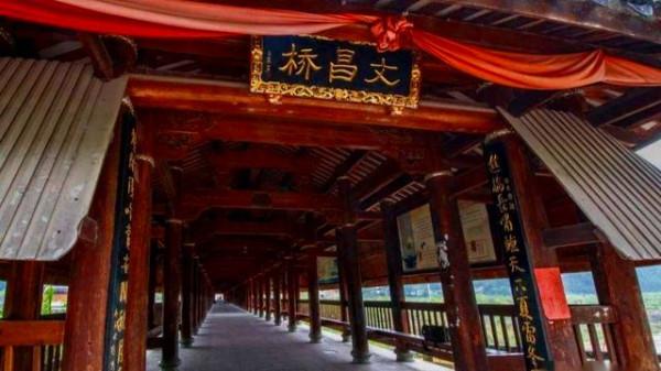 福建這座千年古鎮太古怪，屋頂放個大瓦罐，原是作為廟臺所用