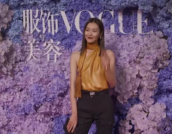 女星走紅毯集體黑臉,楊冪和原計劃造型不符,湯唯壓軸遲遲不出場 女星走紅毯集體黑臉,楊冪和原計劃造型不符,湯唯壓軸遲遲不出場