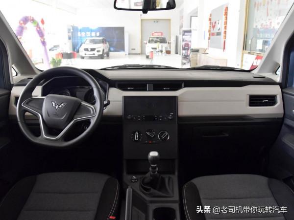 毛病少夠省心裝的多，低價格的7座賺錢MPV，實拍五菱宏光PLUS