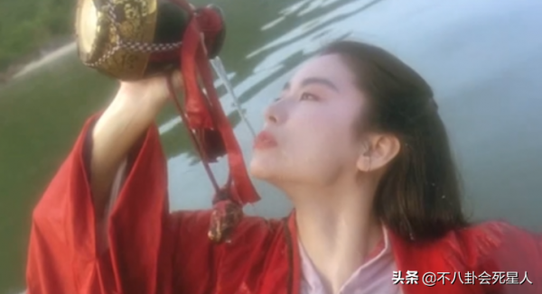 10位風情美人20年前後對比,有人臉垮了,有人優雅老去,變化太大 10位風情美人20年前後對比,有人臉垮了,有人優雅老去,變化太大