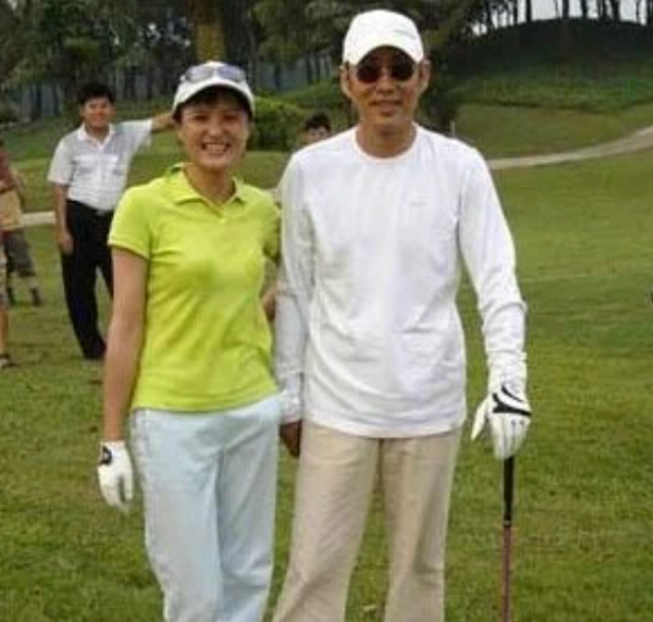 這10位男演員才叫始終如一，沒有緋聞，各個都是不忘初心的好丈夫