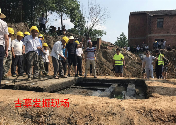 全國重點古墓群被盜，守墓人發現之後不敢上報，自己填了盜洞