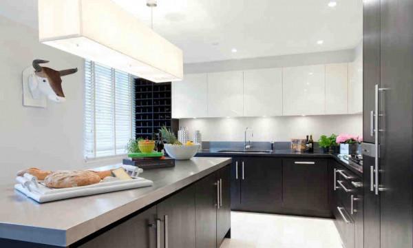 廚房檯面到底要用大理石還是石英石？看了店員的對比，慶幸沒買錯