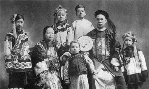 清朝官員的真實形象：百官上朝交頭接耳，和珅的長相堪比四大美男