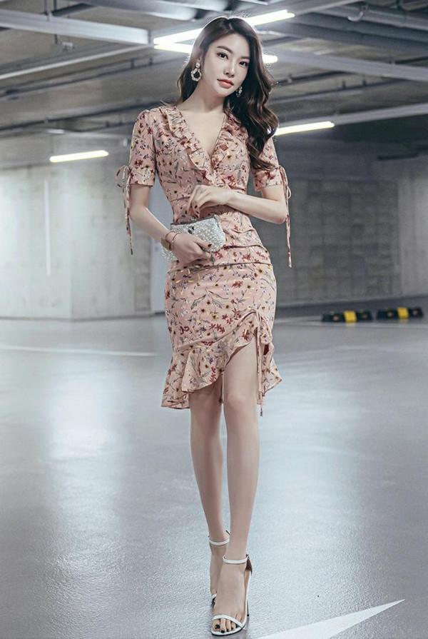 氣質絕倫的名媛花色系短袖荷葉邊連衣裙,雪紡碎花設計時尚 氣質絕倫的名媛花色系短袖荷葉邊連衣裙,雪紡碎花設計時尚