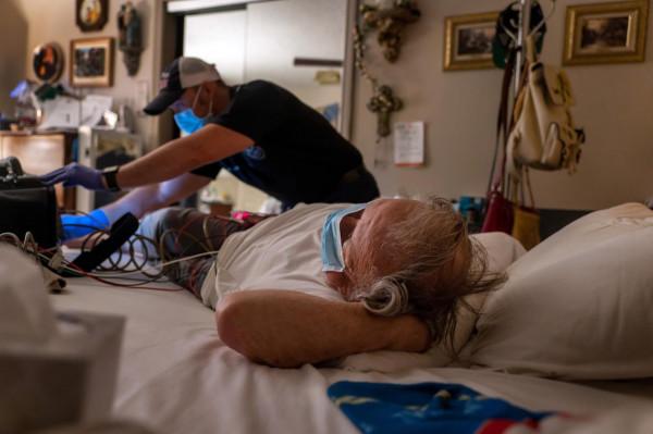 每500人就有一人因新冠死亡，美國深陷疫情，竟沒有官員被問責