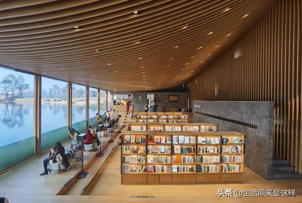 一本從天上掉落的書