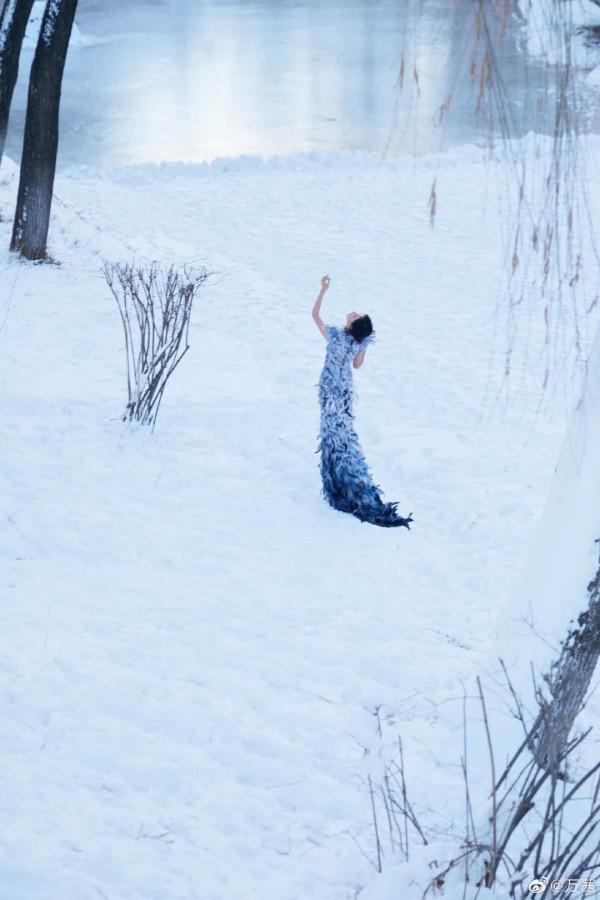 萬茜冬天不怕冷，穿單薄羽毛裙漫步雪地中，再現“雪女”