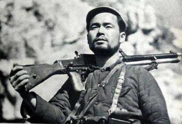 輕機槍真敢端起來掃射只有電影裡敢這麼演，沒人會這麼幹