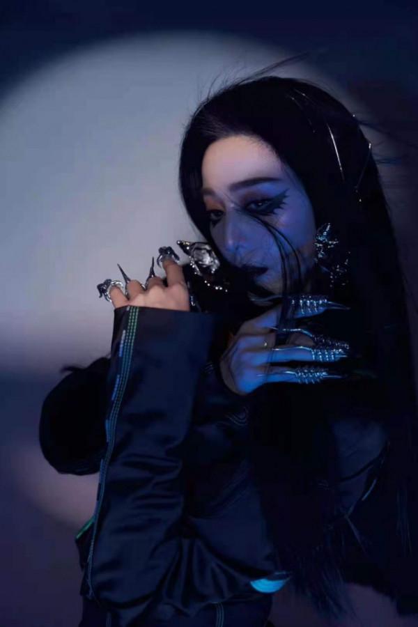 范冰冰重回巔峰狀態！穿西裝變霸氣女總裁，背小熊包卻形成反差萌