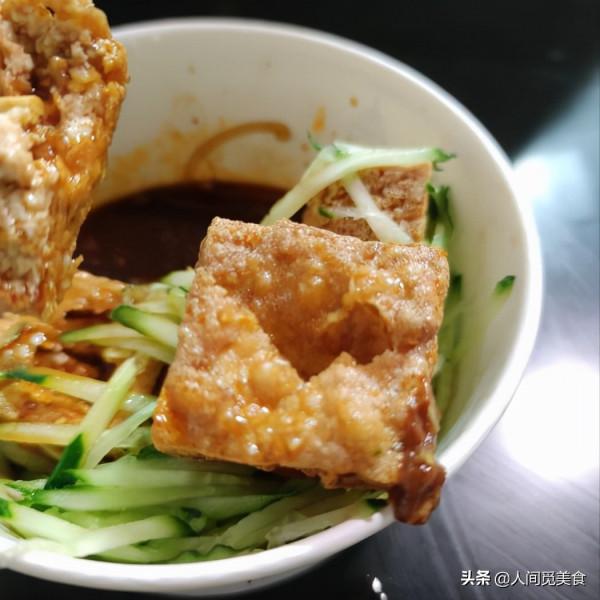 福建這家1998年的店，靠一道重口味小吃火了，聞著臭卻日賣上萬元