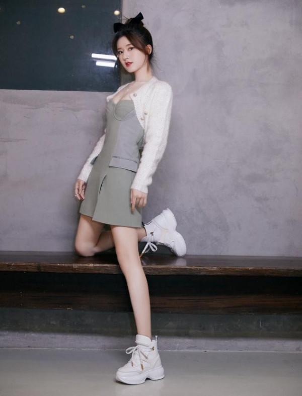 趙露思的“肉肉臉”挺吃香的，穿學院風套裝清純動人，越看越好看