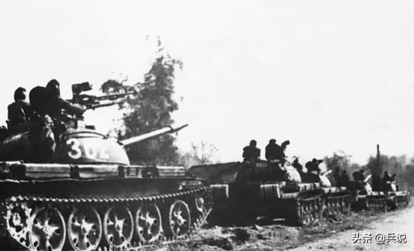 解放軍坦克閃擊越南，撞碎巨石開路，吳忠感慨：這是撞出來的路