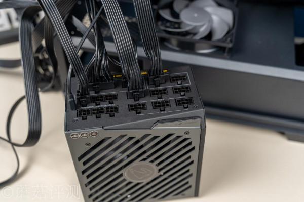 螢幕酷炫,用料誇張,適合高階玩家、技嘉鉑金雕1200W白金牌電源 螢幕酷炫,用料誇張,適合高階玩家、技嘉鉑金雕1200W白金牌電源
