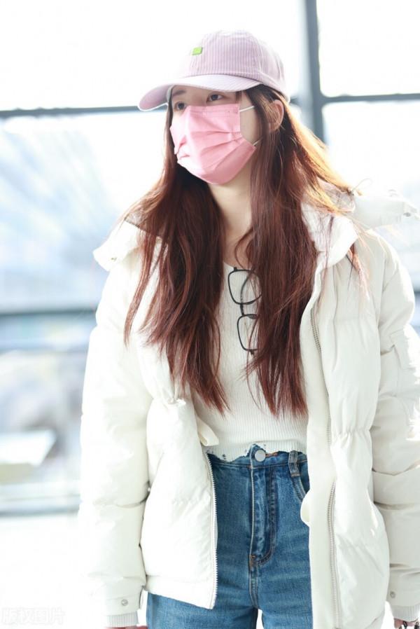 趙露思穿白色短款羽絨服搭配闊腿牛仔褲，甜美的可愛少女感