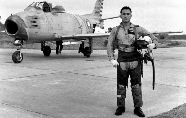 飛行員吳榮根：1982年駕機叛逃獲5000兩黃金，晚年還想回國養老