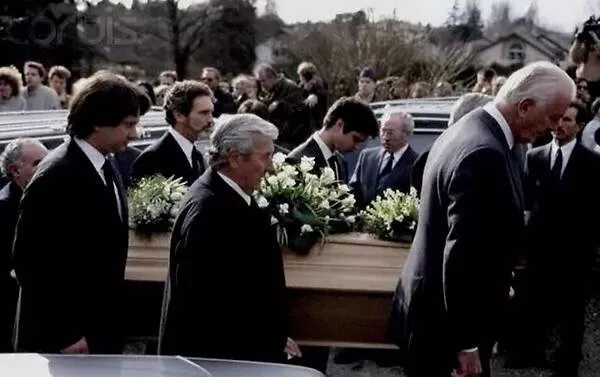 紀梵希有多愛赫本？26歲初見，42年沒名沒分，他一生未娶守護到老