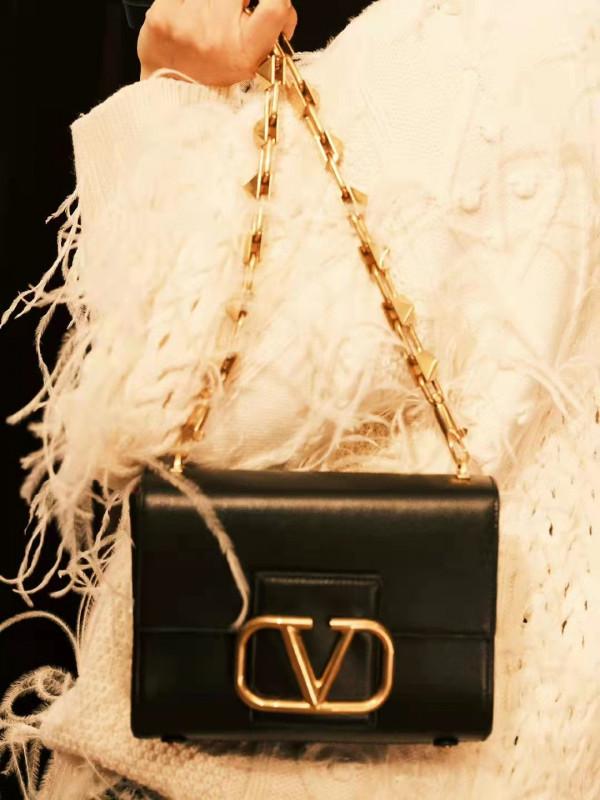 39歲孫儷官宣頂奢代言排面比唐嫣牛！穿中國紅露肩裙，霸氣藏不住