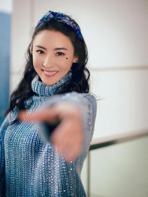 張柏芝才是真正“凍齡女神”,穿湖藍毛衣配心形妝,40歲像20少女 張柏芝才是真正“凍齡女神”,穿湖藍毛衣配心形妝,40歲像20少女