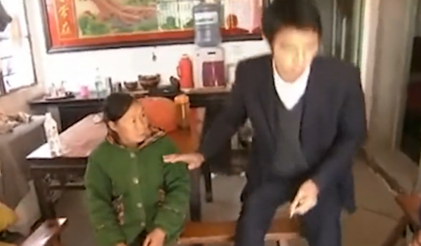 12歲男孩被拐賣，18年後找到了家與父親相認，直言：我媽把我賣了