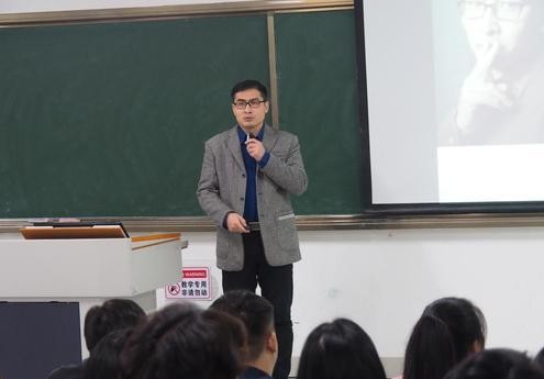 老師在上課的時候使用教學擴音器，有沒有違反師德呢？