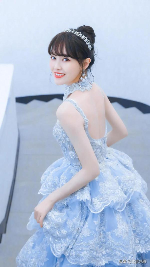 唐嫣這一身蕾絲露藍色紗長裙真美