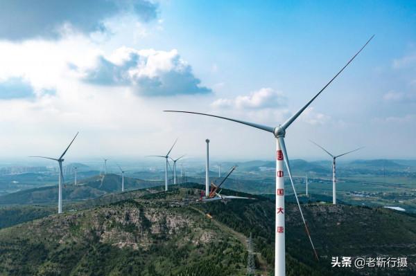 無人機看到濟南一山頂上佈滿了洞口,山下的村民也不知道始於何時 無人機看到濟南一山頂上佈滿了洞口,山下的村民也不知道始於何時