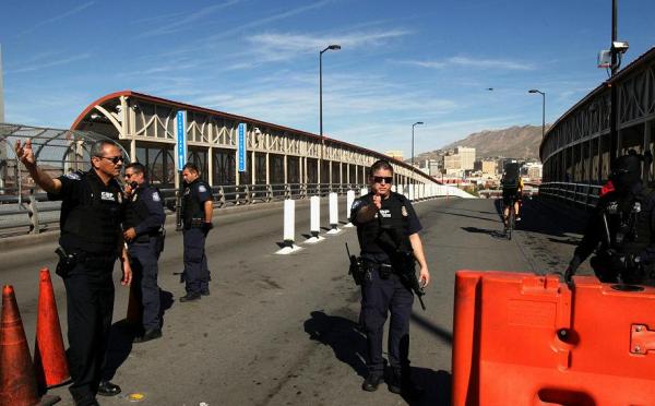 最擔心的事情來了！得州邊境數千難民成批衝入美國，州長撤走警察