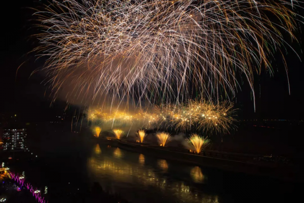 【網路中國節】月色嬋娟永靖夜 焰火耀天映新春