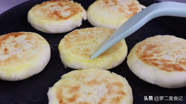 10塊錢一斤的酥餅教你在家做，層層酥脆，一咬就掉渣，比買的好吃