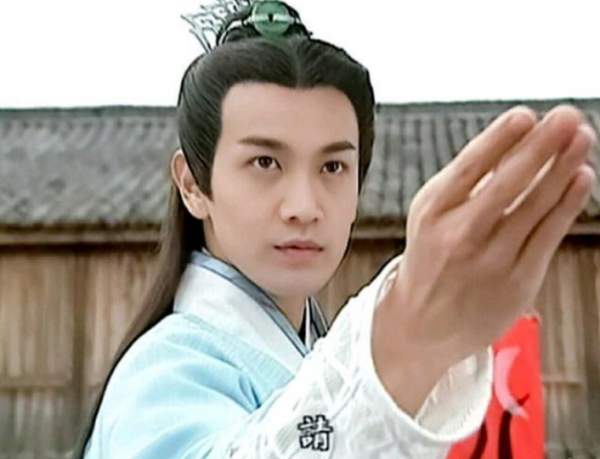 女明星一秒切換儀態，含胸駝背不要碰古裝