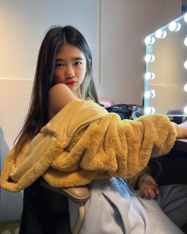 曹格11歲女兒近照引發關注！化濃妝衣著成熟，氣場強大模特範十足