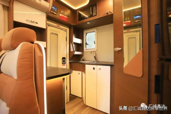 ​適合年輕人的實用型房車,9坐3床,後廚衛佈局,比租房租車還划算 ​適合年輕人的實用型房車,9坐3床,後廚衛佈局,比租房租車還划算