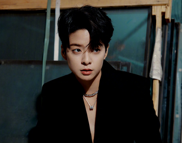 頒獎鬧出大烏龍！林允和劉逸雲拿錯對方獎盃，可愛到讓人差點笑噴