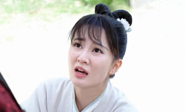 拉低喬欣古韻感的，不是她的大眼袋，而是她的直角肩