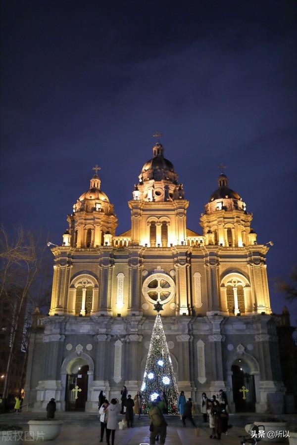 王府井天主教堂的聖誕樹亮了 遊客紛紛拍照留念 王府井天主教堂的聖誕樹亮了 遊客紛紛拍照留念
