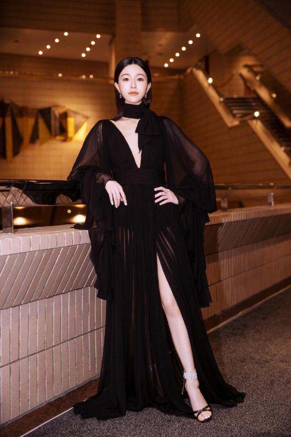 她32歲被選中演趙敏,穿運動裝曬健身照,四肢纖細沒一絲贅肉 她32歲被選中演趙敏,穿運動裝曬健身照,四肢纖細沒一絲贅肉