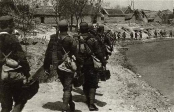 陳賡一個團堵住敵3個師！團長卻指揮不動參謀長，戰後司令員怒了