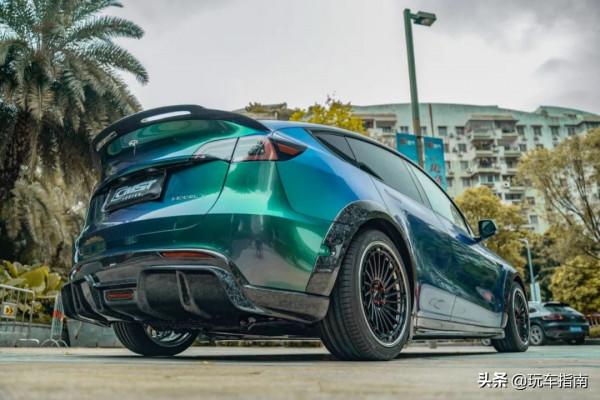 特斯拉Model Y全面改裝,碳纖維寬體鑽石綠變色膜回頭率爆棚 特斯拉Model Y全面改裝,碳纖維寬體鑽石綠變色膜回頭率爆棚