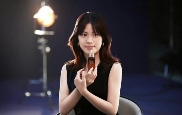 奧冠楊倩身份大變不敢認！穿禮服裙代言高奢品牌，同框林妙可不輸